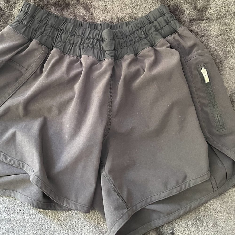 Lululemon Women's Tracker Short Black Size 6